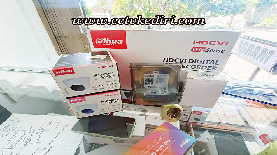 <p>Kamera CCTV merupakan kamera keamanan yang dipasang guna untuk mengawasi keadaan di sekitar atau di lingkungan tertentu, CCTV yang berarti kamera tersebut dilengkapi dengan layar monitor yang di sambungkan oleh sinyal, kamera dapat bekerja dengan sendirinya, kamera dapat menghasilkan rekaman yang akurat dan dapat mengawasi situasi selama sehari semalam barang berkualitas.</p>